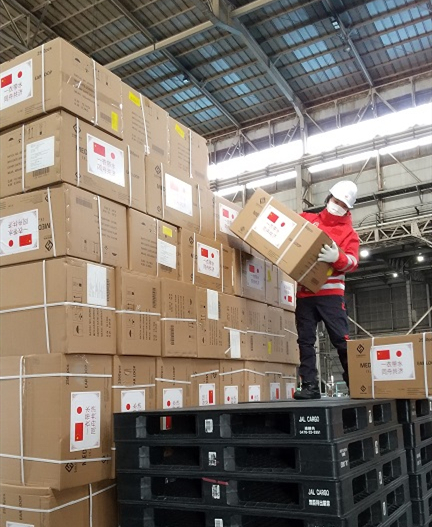 驻日本大使孔铉佑出席中国政府援助日本抗疫物资交接仪式