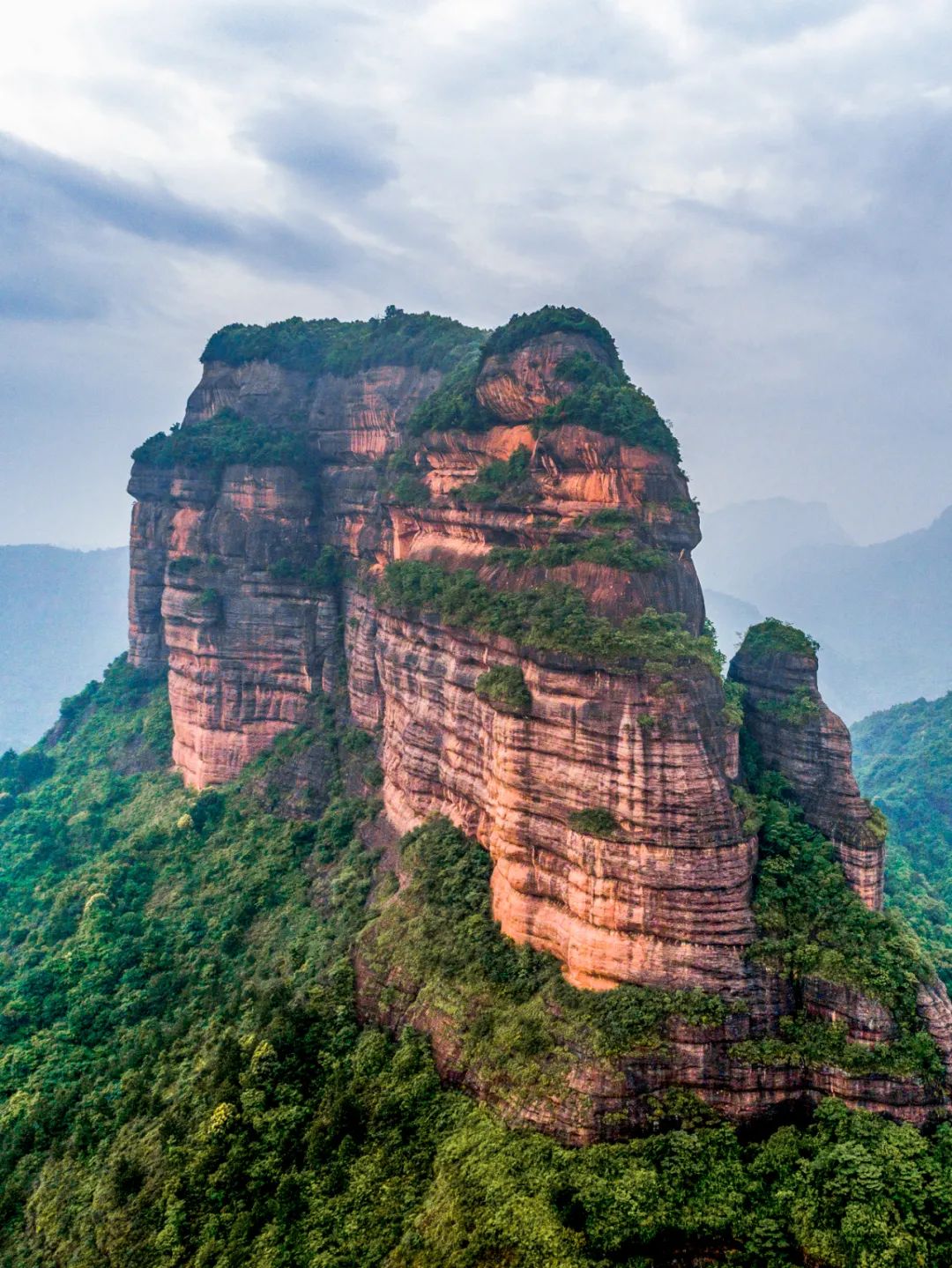 今天仍在广泛传播2010年8月6处丹霞地貌风景区构成的中国丹霞系列被
