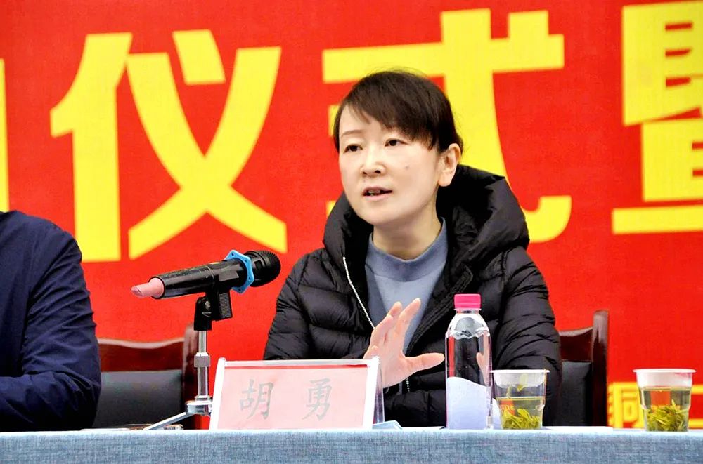 分红大会上,胡勇要求要聚焦脱贫攻坚任务要求,继续做大产业分红的蛋糕