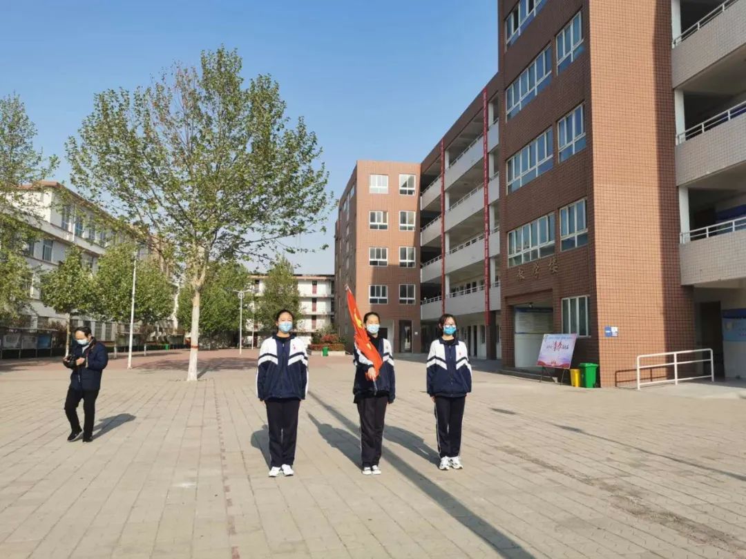 后背着书包,间隔一米有序排队,记者看到同学们戴着口罩,市金明中学,市