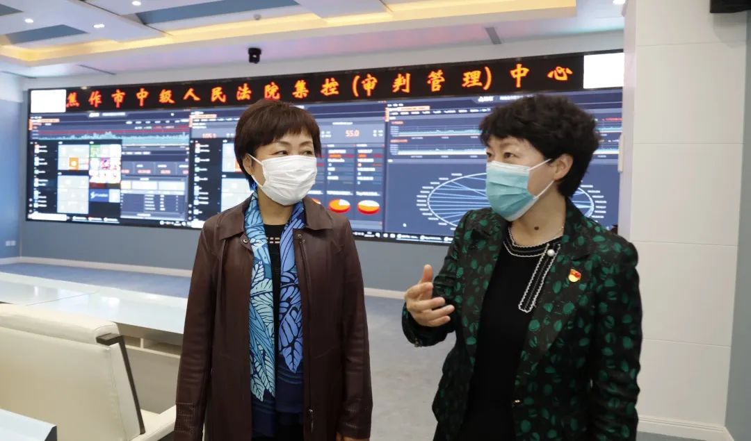 滑动查看更多仪式结束后,宫卫红一行参观了法院集控中心,诉讼服务大厅