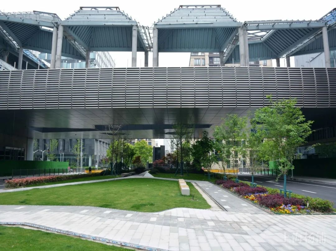 道路开通后,在天盛广场商务楼上班的白领,中午过个街就能到大学路吃