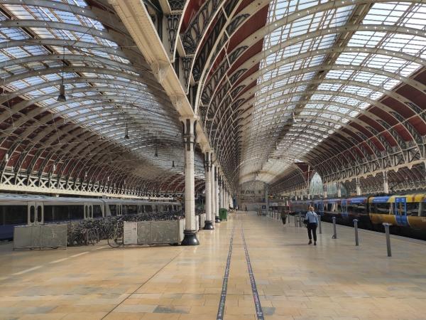 图5 空旷的帕丁顿(paddington)车站站台,左右均为通向伦敦希斯罗机场