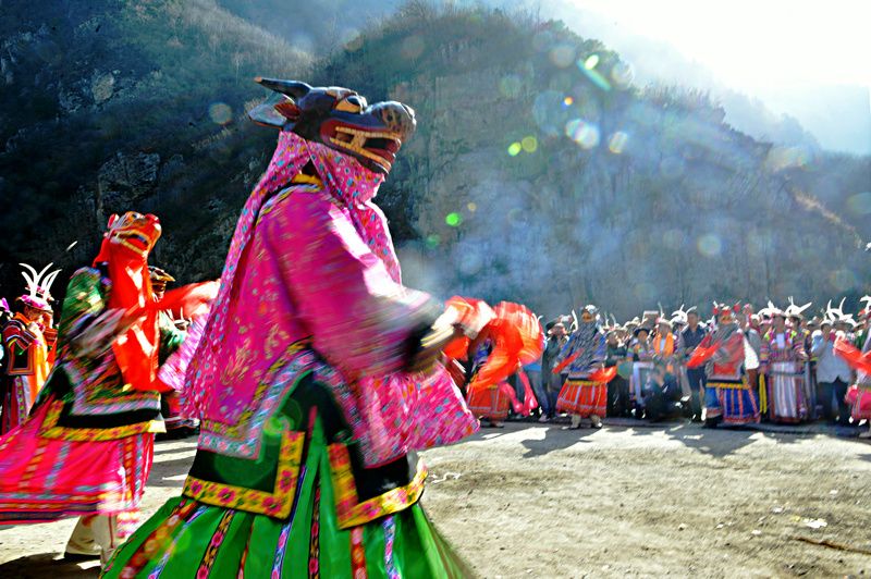珙桐花海在药丛山巅的流星注目下进入清漪江河谷体验羌族山民的茶情蜜