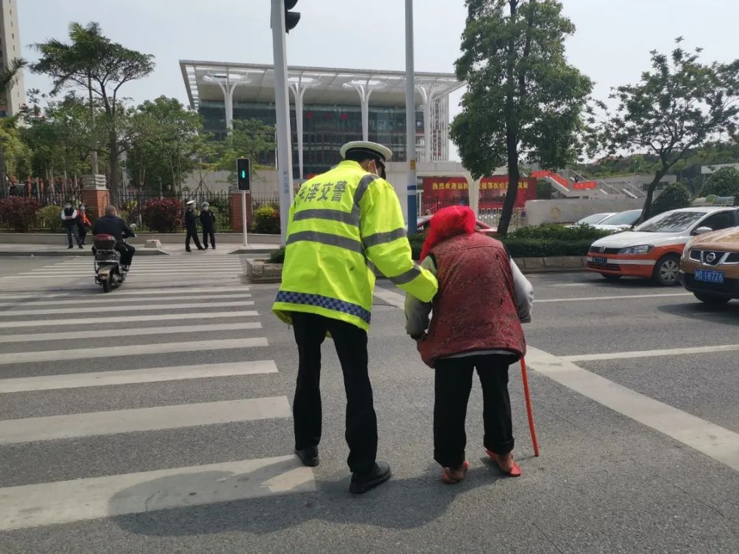 在东海大街培英路路口