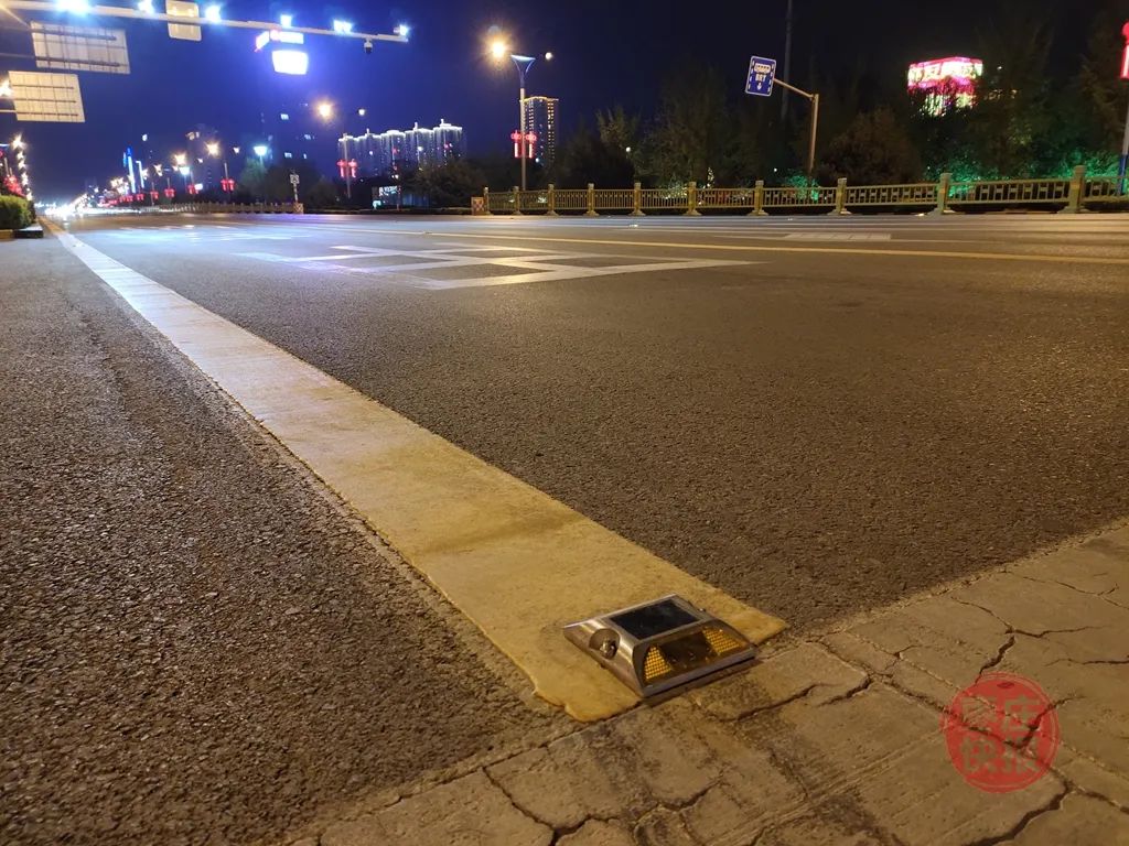 新城这些路口处装上了一闪一闪的小灯,它们有啥作用?