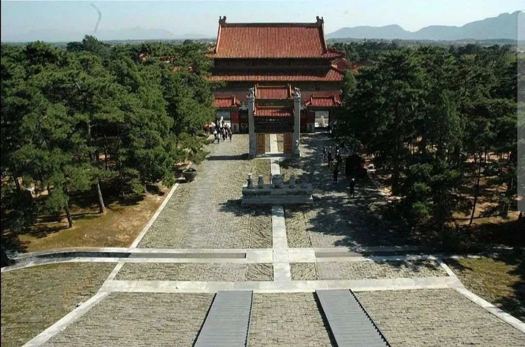 清东陵,位于河北省遵化市马兰峪的昌瑞山一带