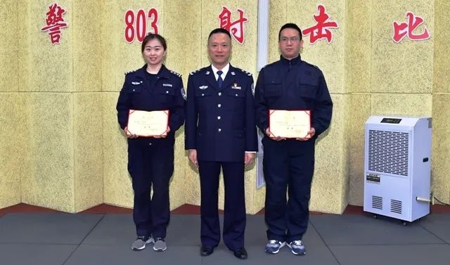 刑警803射击比赛邹伟政委为刑侦总队大练兵教官服务队代表授旗.