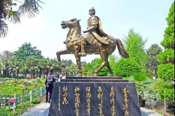 位于盐城便仓枯枝牡丹园的卞元亨像