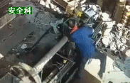 女工长发卷入设备工人直接"飞入"设备双手被辊卷入,无法脱身直接带入