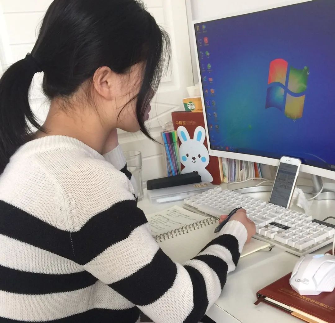 法官变主播讲起了网课