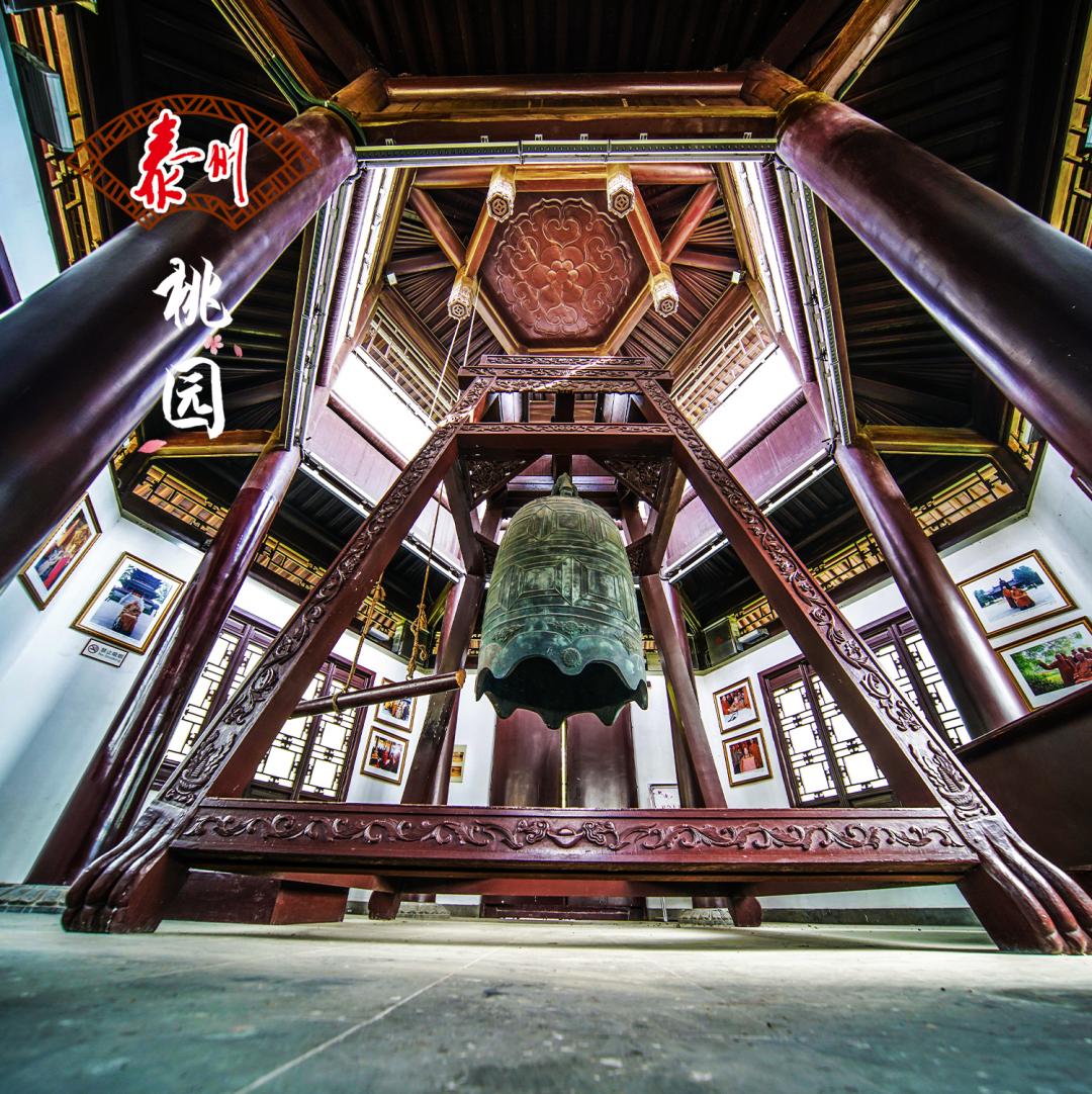 来凤楼,飞檐翘角.楼前匾额"来凤楼",由苏州寒山寺住持秋爽大和尚所书.