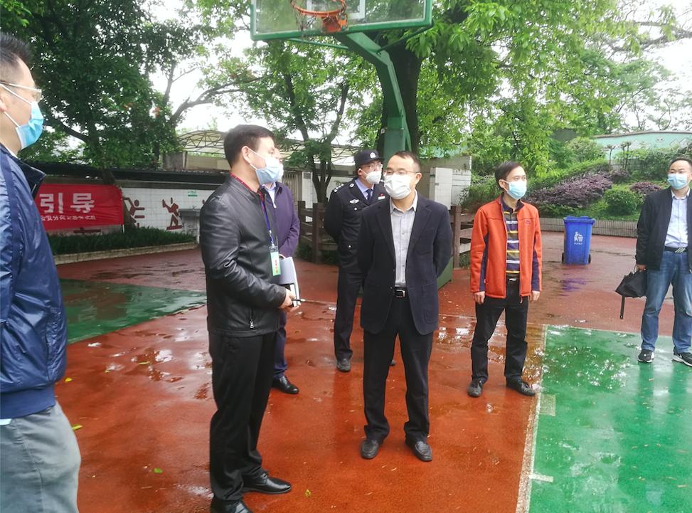 重庆高新区党工委委员,管委会副主任肖庆华赴西永中学,大学城第四中