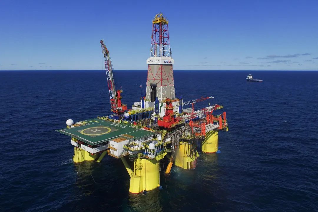 那么海上钻井平台到底是如何3月24日,"海洋石油941"拖航抵达渤中19-6w