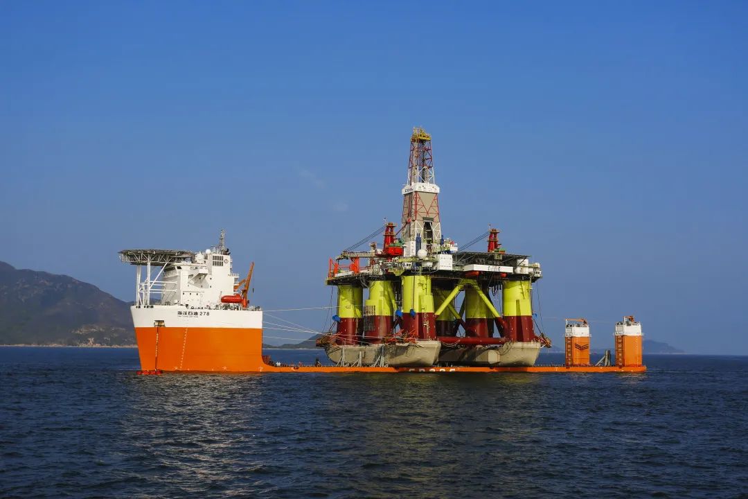 相比自升式钻井平台,半潜式钻井平台体型更大,吨位更重,对应的工程船