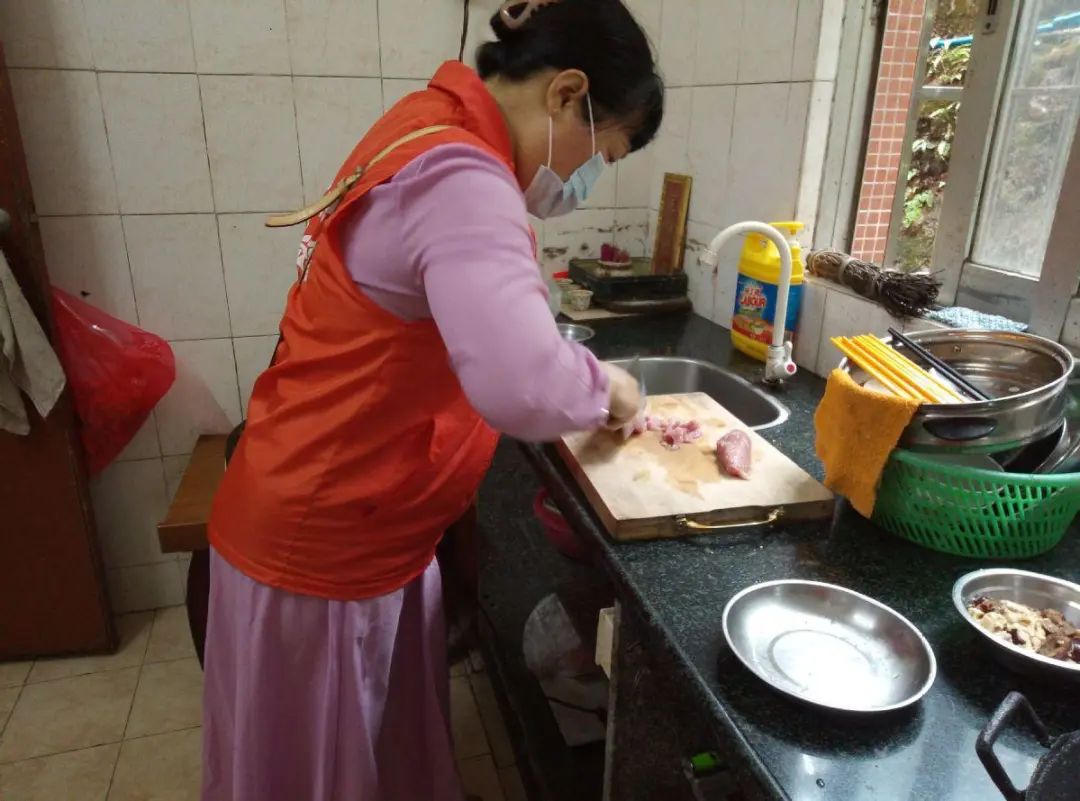 勤姐为朱阿姨做饭