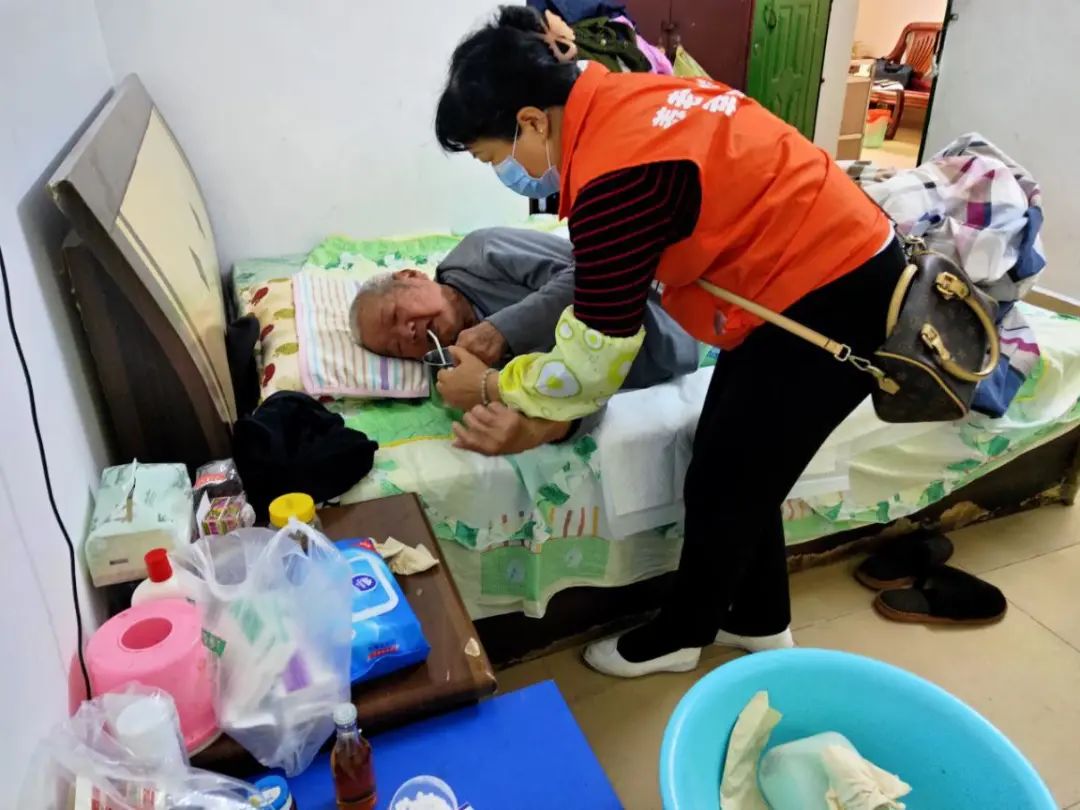 为了独居老人不孤单她这一举动让人暖心