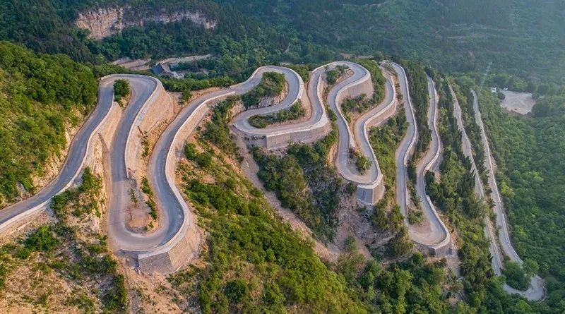 仰天山盘山公路,气势雄伟,蜿蜒回环十二折,似群龙起舞,故名九龙盘.