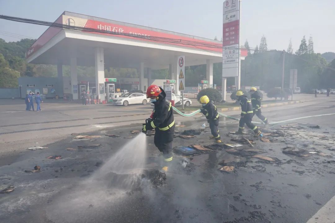 加油站边开来一辆"火"车,紧接着"他们"出现了!
