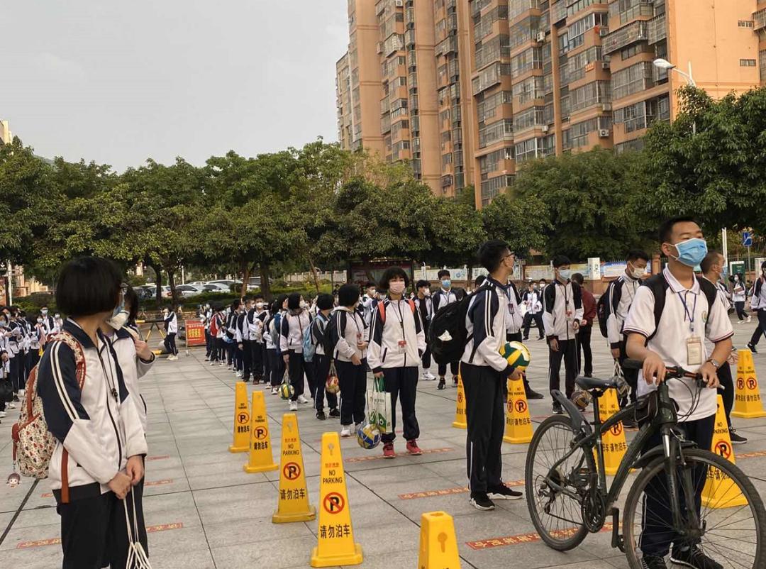 早上7点15分,莲东中学565名初三学生,间隔一米,按标示,分通道有序地入