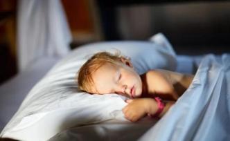 三个月大宝宝睡觉窒息而亡，“趴睡训练”靠不靠谱？
