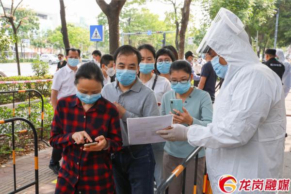 待采人员有序排队等待