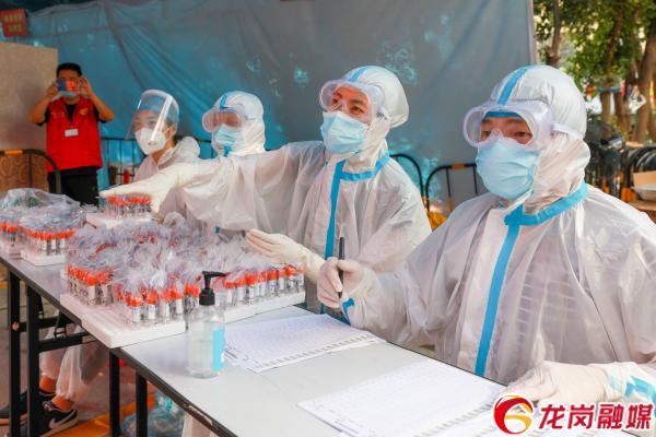 医护人员提前将待采人信息贴在试管上