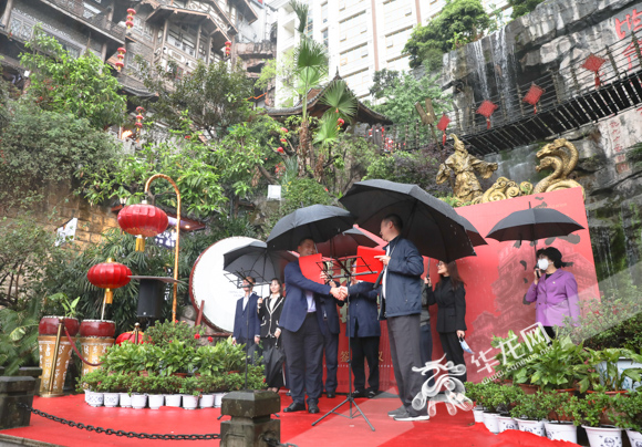 4月22日，渝中区洪崖洞，洪崖洞和宽窄巷子签署战略合作协议。华龙网-新重庆客户端记者 张质 摄