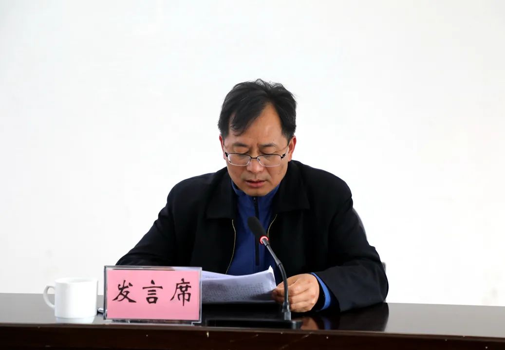 腾冲市委副书记杨艳龙主持会议,副市长刘世伦通报了保山市对我市脱贫