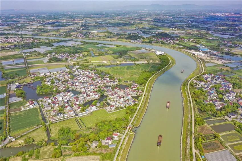 湖州南太湖新区的西苕溪杨家埠街道段,几艘货船慢慢驶过,近年来,通过