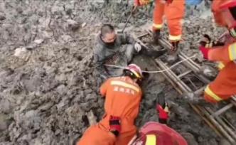 温州一工地施工人员，被困泥潭，消防队员紧急施救