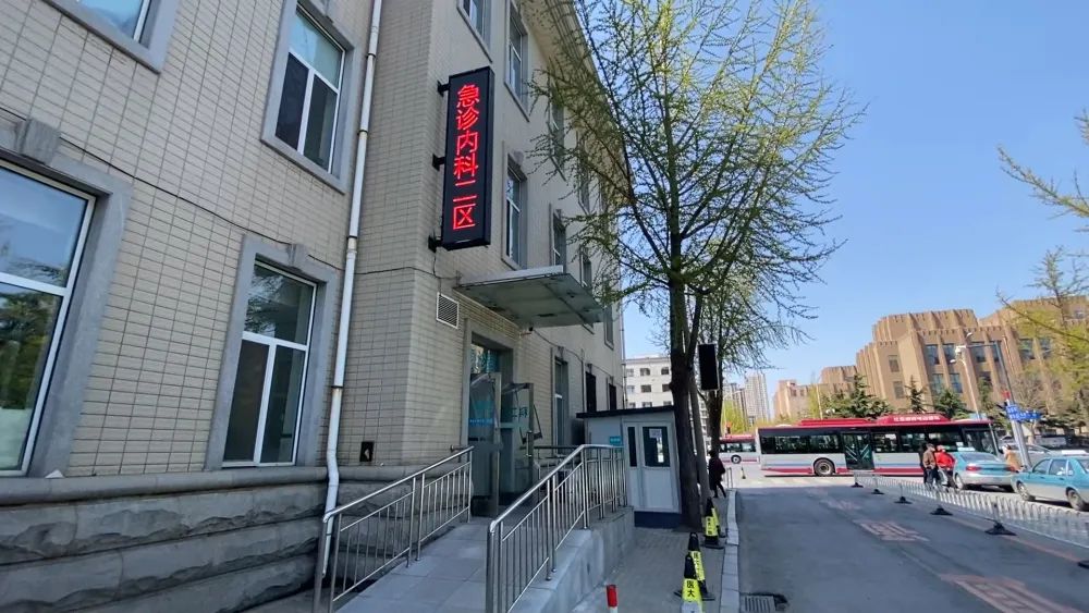 ① 按照预约时间到长春路院区东侧的急诊内科二诊区就诊,出示预约记录