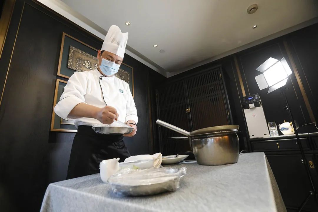 一样在线学做菜,为啥不跟着绿波廊的大师傅学?