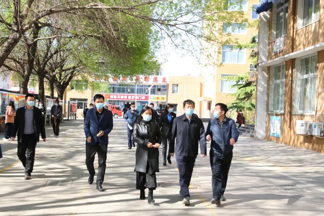 4月20日下午,区委书记孙辉福赴唐山五中,友谊中学检查指导高三,初三
