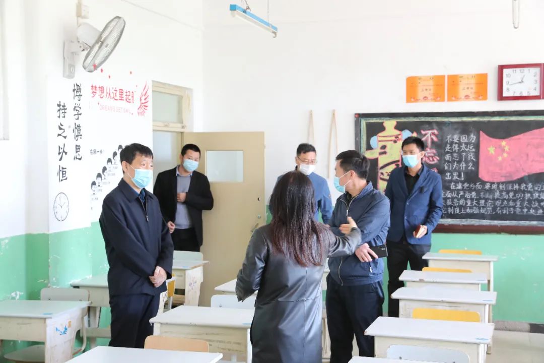 4月20日下午,区委书记孙辉福赴唐山五中,友谊中学检查指导高三,初三