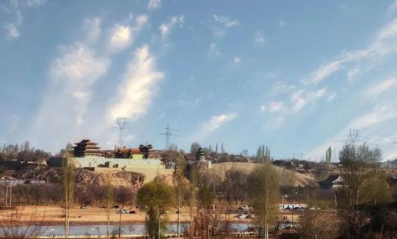 小黄湾与道教圣地北武当景区隔河相望,三面环水,一