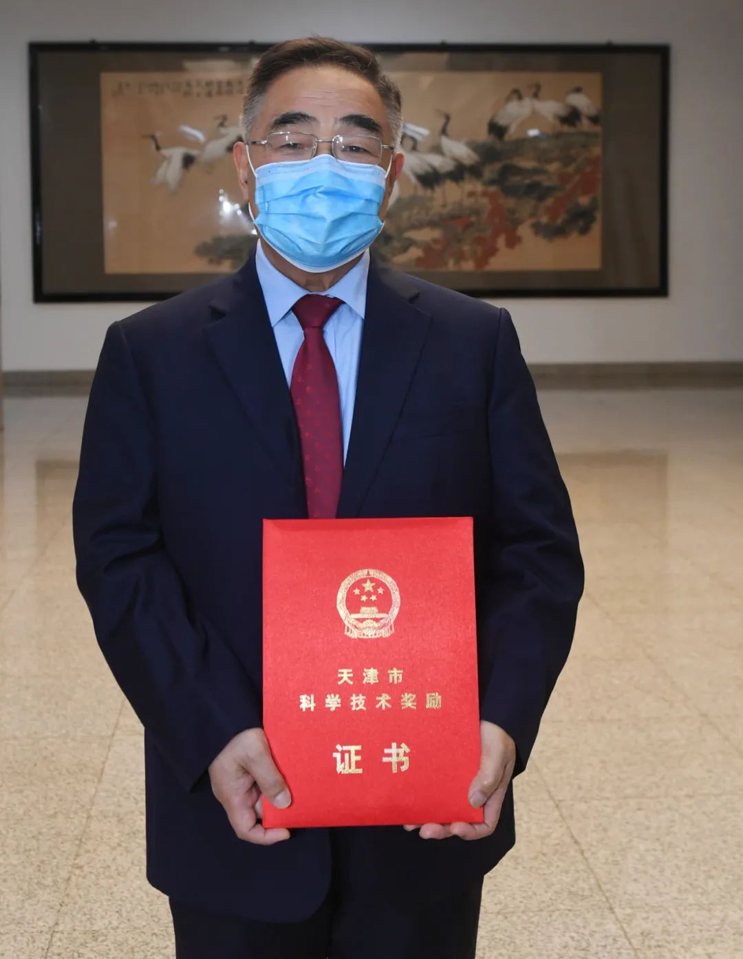 获奖人之一,中国工程院院士,天津中医药大学校长张伯礼在现场接受颁奖