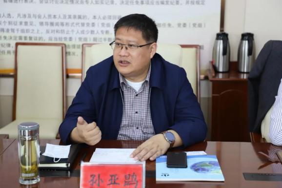 座谈会上,区委书记陈珍礼向考察组一行详细介绍了峰峰的区情概况,区位