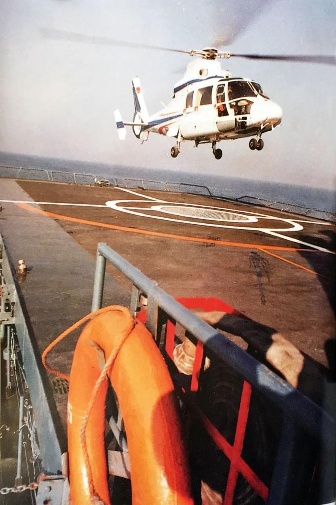 海军济南舰,四平舰分别成为第一艘搭载直升机的国产驱逐舰,国产护卫舰