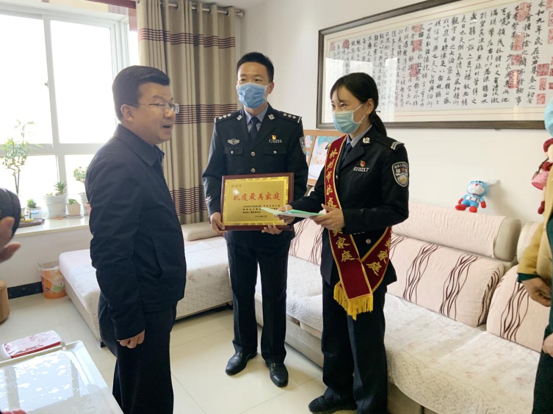 4月17日下午,林州市委副书记李希忠来到任国庆的家里看望慰问,并为其