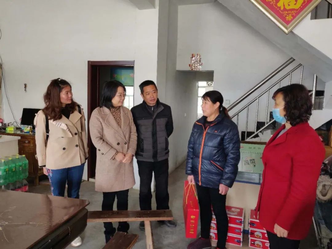 4月22日上午,桐城市妇联机关党员干部来到新渡镇龙塘村结对帮扶贫困户