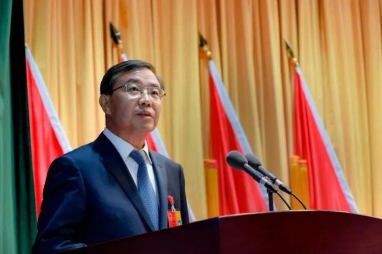 区委副书记,区政府区长林晶华在会上作《政府工作报告》.