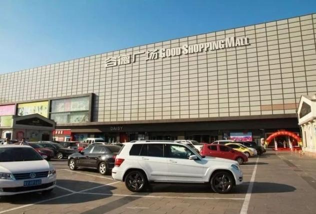 项目周边还有歌尔生活广场,万声健康工场,富华游乐园,人民广场,金茂