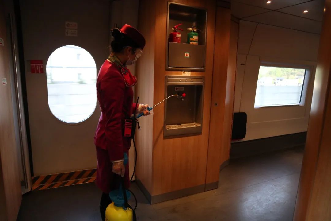 探秘动车消毒全过程_澎湃号·政务_澎湃新闻-the paper