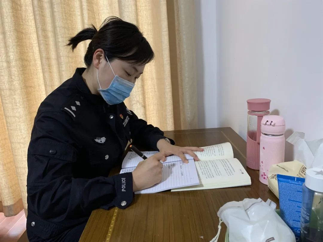 警花妈妈郭薇薇因为刚休完哺乳假,在备勤期间利用空余时间,向战友们