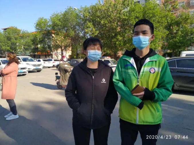 神兽归笼献县一中校长门口恭迎副校长成了搬运工家长动容