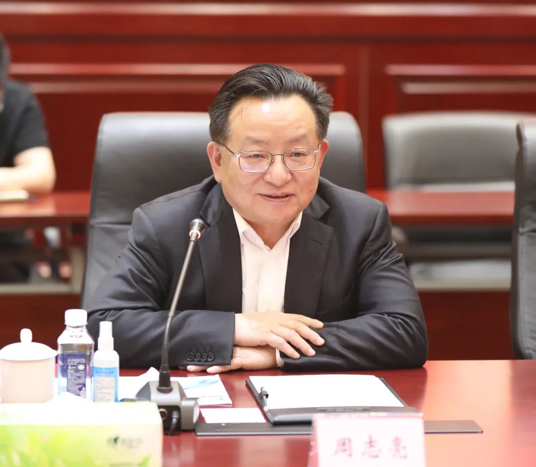 中华保险总经理,党委副书记高兴华代表双方在战略合作协议上签字