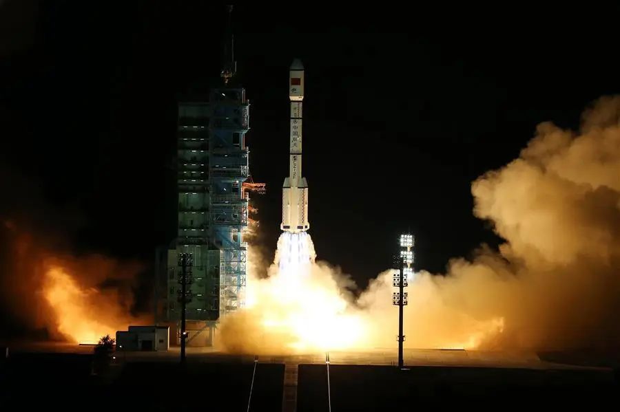 2013年12月2日神舟十号发射成功,与天宫一号交会对接,完成了中国第一