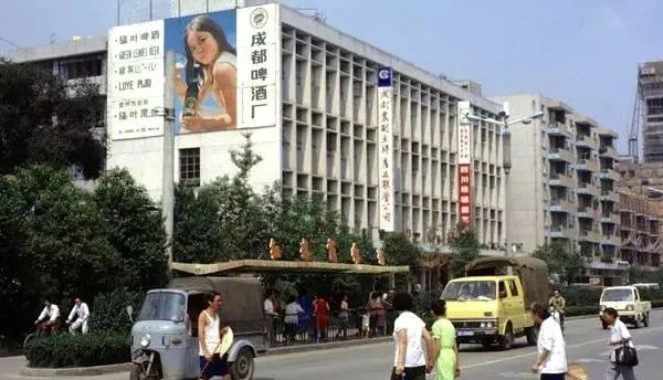 此后多年,老成都人仍然口口相传称之为中心菜市.