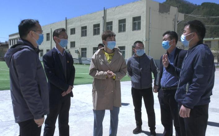4月24日,政府副县长卢淑云到圪台乡检查指导健康扶